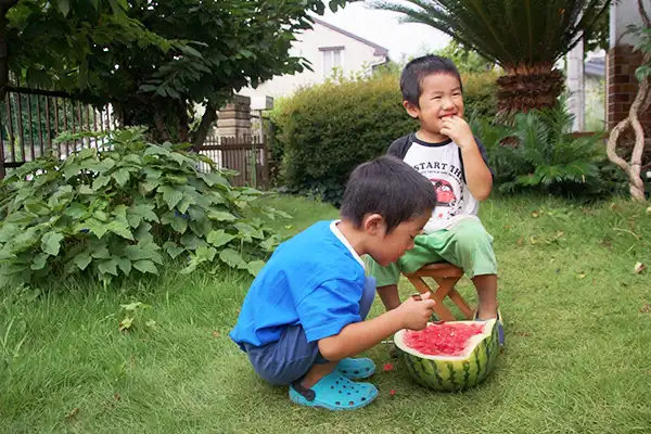 庭で遊ぶ子供